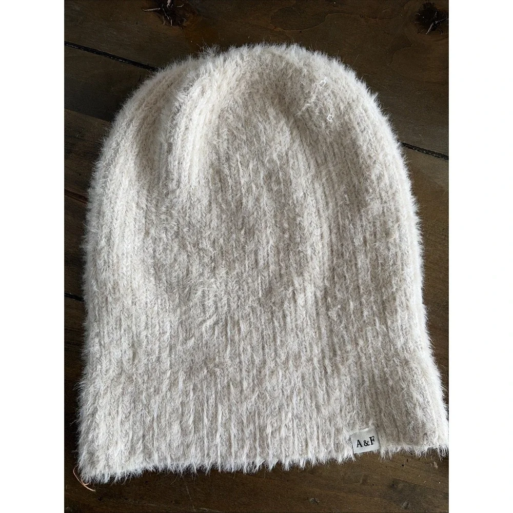 Abercrombie & Fitch Fuzzy Knit Beanie Womens Size OS Cream Slouchy Soft Eyelash